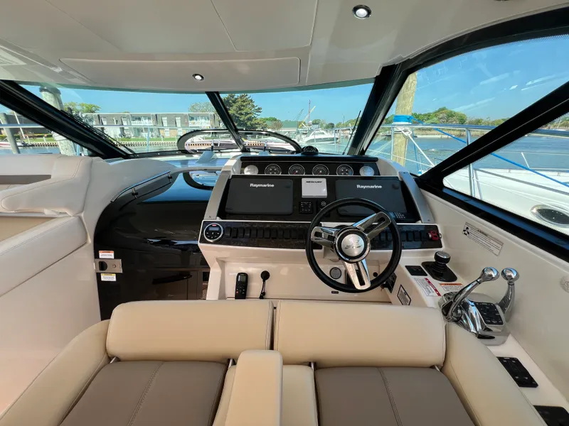 Slide: The Image of Sea Ray 410 Sundancer 2015 - 25