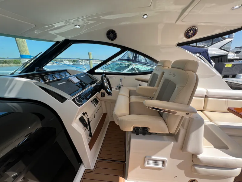 Slide: The Image of Sea Ray 410 Sundancer 2015 - 27