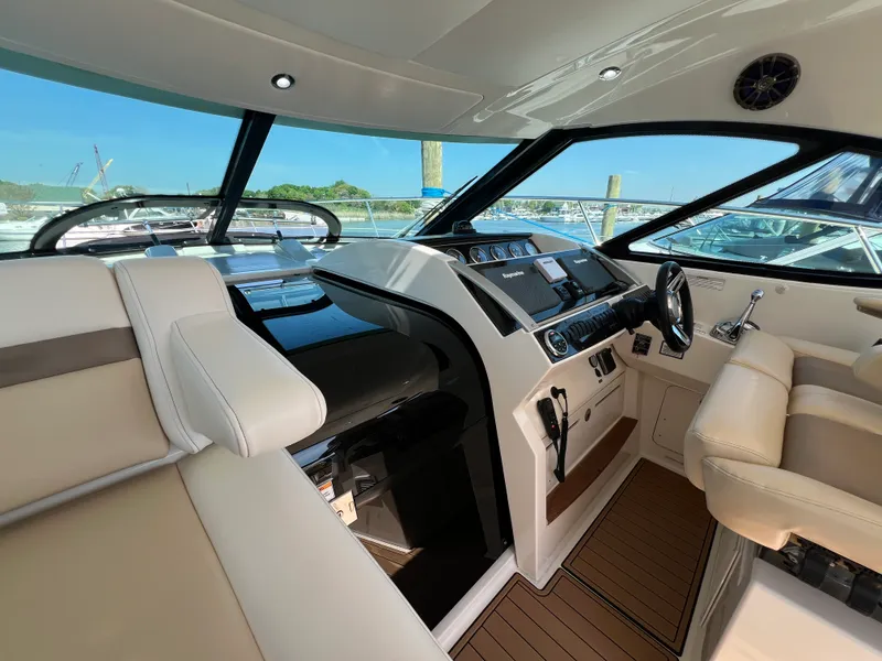 Slide: The Image of Sea Ray 410 Sundancer 2015 - 28