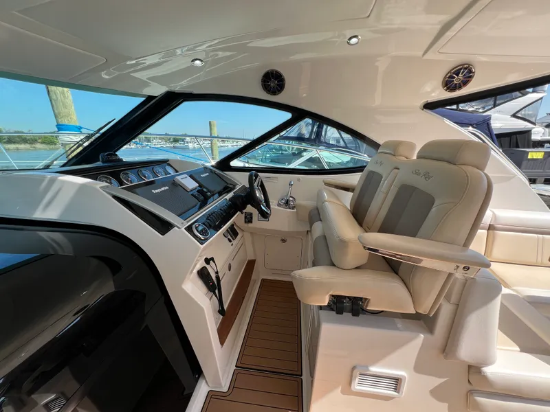 Slide: The Image of Sea Ray 410 Sundancer 2015 - 29