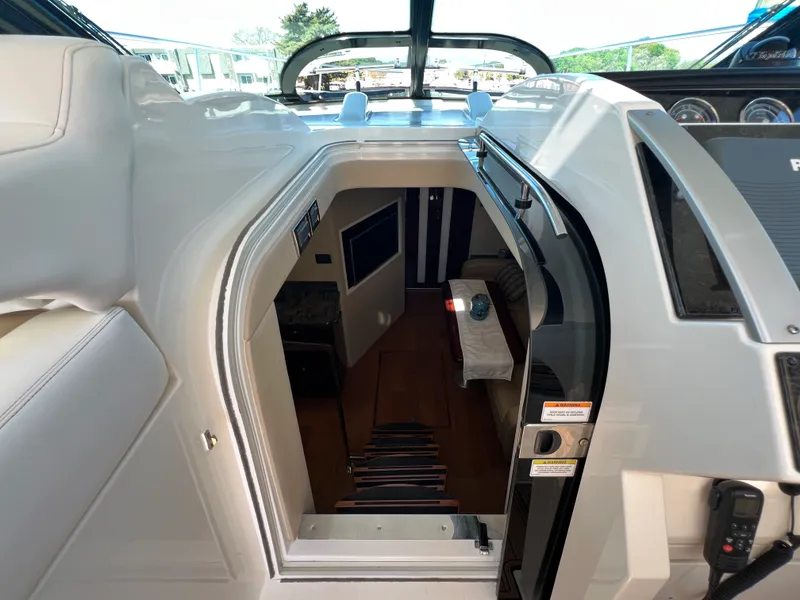 Slide: The Image of Sea Ray 410 Sundancer 2015 - 39