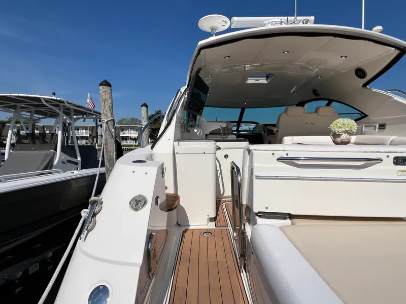 Slide: The Image of Sea Ray 410 Sundancer 2015 - 6