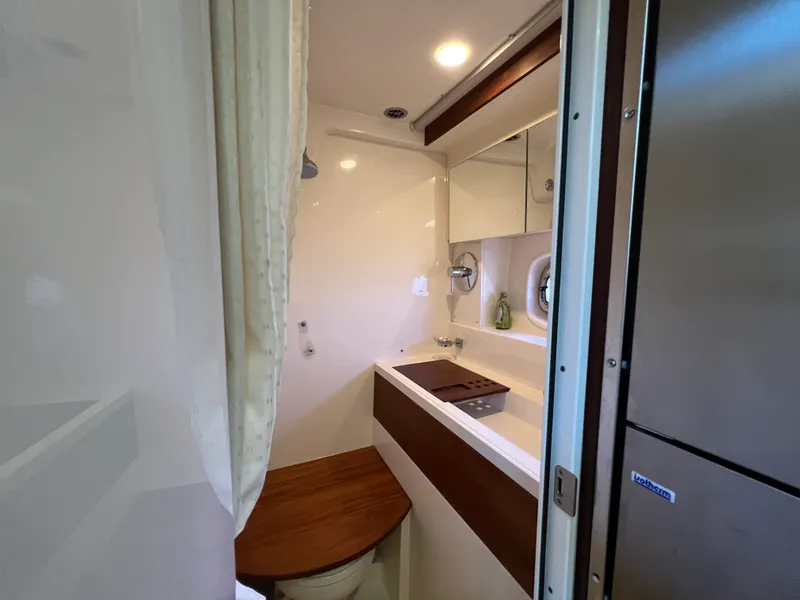 Slide: The Image of Sea Ray 410 Sundancer 2015 - 75