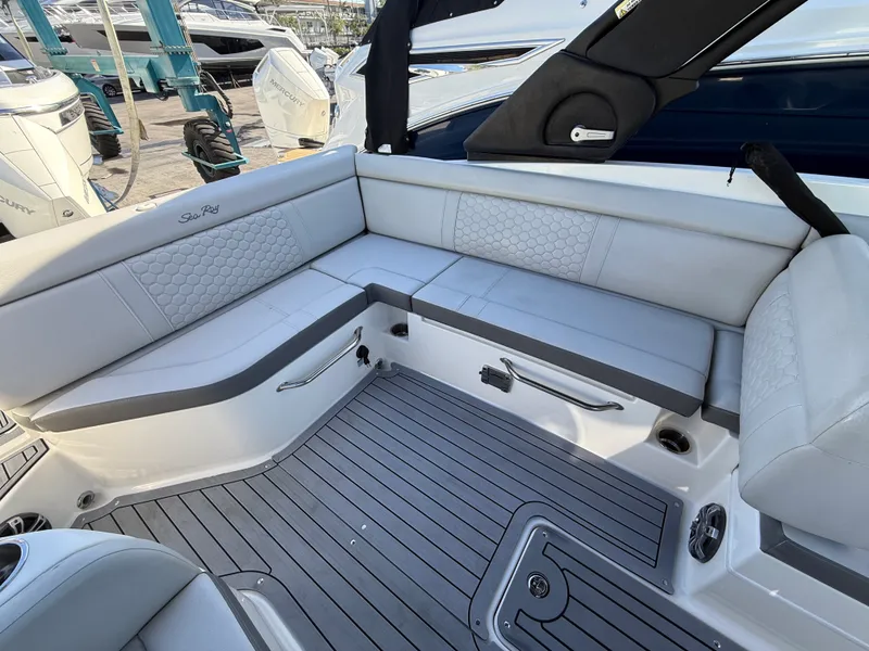 Slide: The Image of Sea Ray SDX 270 Outboard 2021 - 15