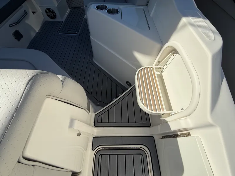 Slide: The Image of Sea Ray SDX 270 Outboard 2021 - 18