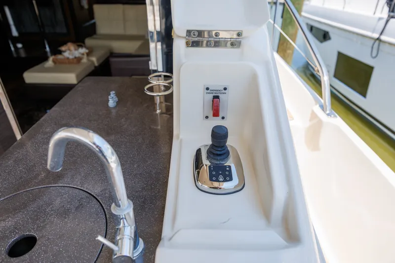 Slide: The Image of Sea Ray L650 Fly 2017 - 23