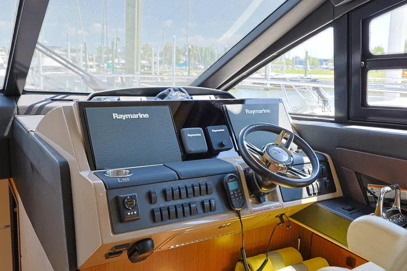 Slide: The Image of Sea Ray L650 Fly 2017 - 25