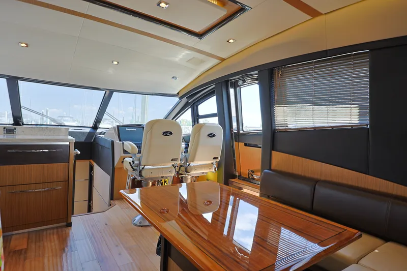 Slide: The Image of Sea Ray L650 Fly 2017 - 28