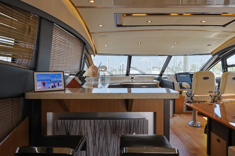 Slide: The Image of Sea Ray L650 Fly 2017 - 33