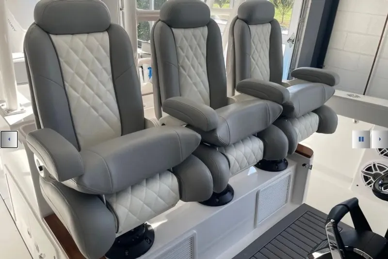 Slide: The Image of Everglades 395 Center Console 2025 - 6
