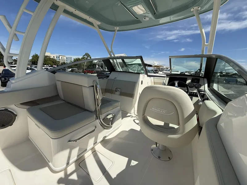 Slide: The Image of Boston Whaler 240 Vantage 2026 - 8