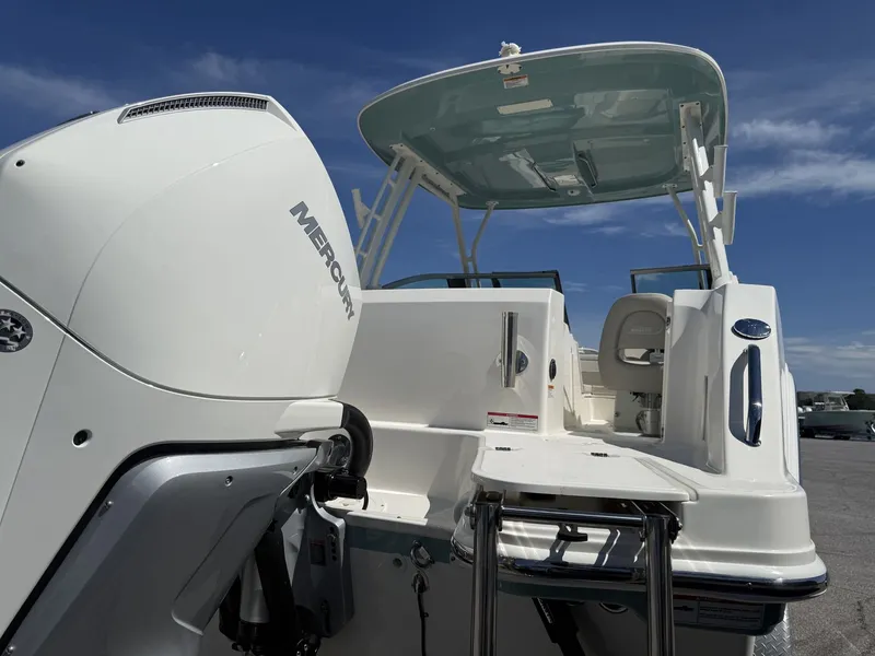 Slide: The Image of Boston Whaler 240 Vantage 2026 - 5