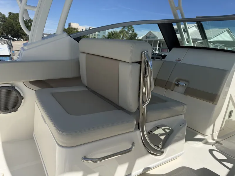 Slide: The Image of Boston Whaler 240 Vantage 2026 - 9