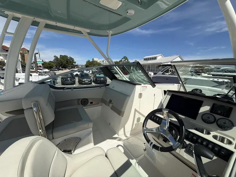 Slide: The Image of Boston Whaler 240 Vantage 2026 - 15