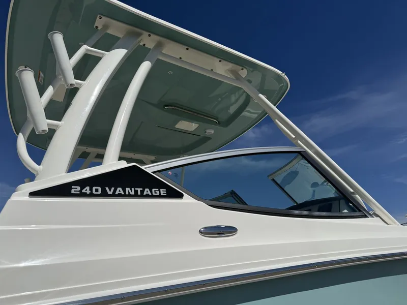 Slide: The Image of Boston Whaler 240 Vantage 2026 - 7