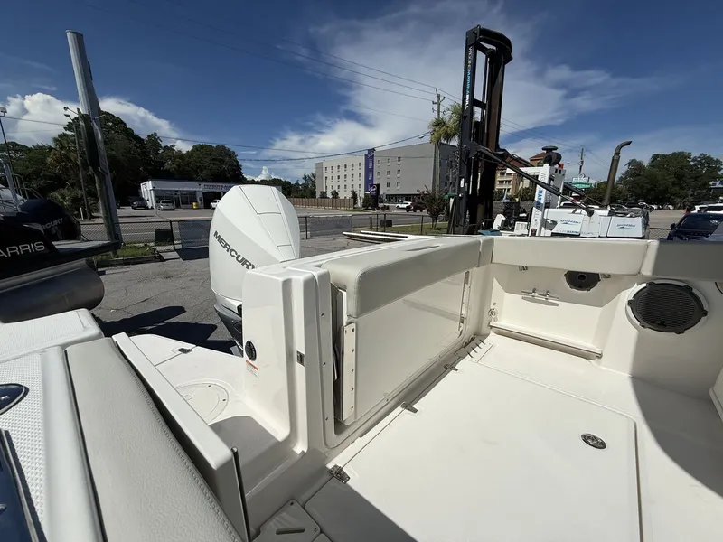 Slide: The Image of Boston Whaler 240 Vantage 2026 - 11