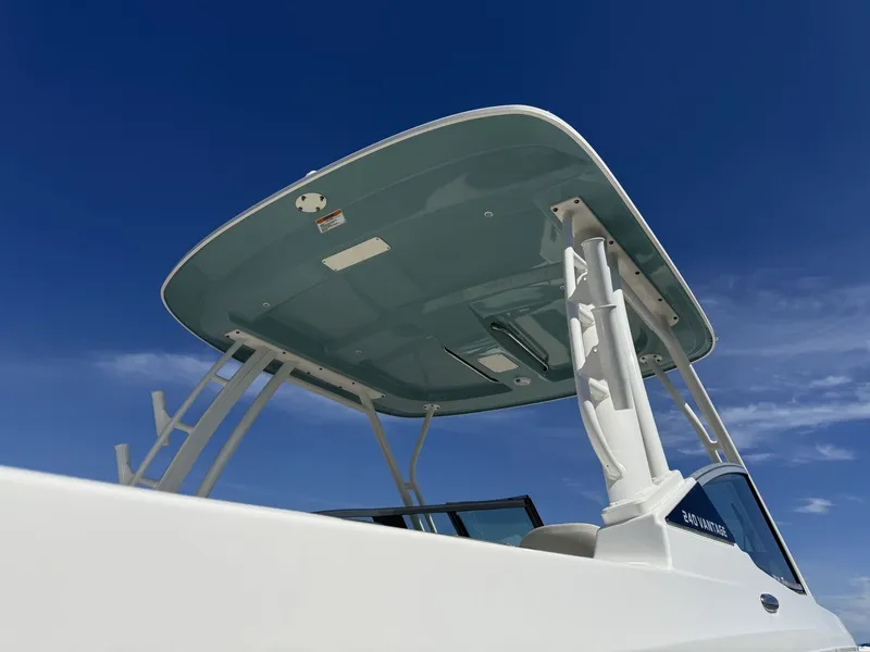 Slide: The Image of Boston Whaler 240 Vantage 2026 - 6