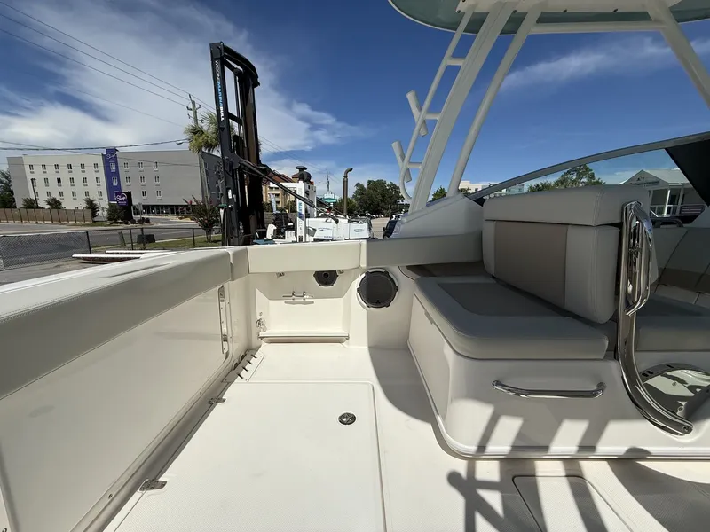 Slide: The Image of Boston Whaler 240 Vantage 2026 - 10