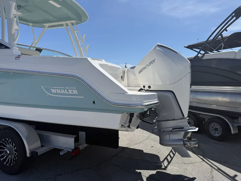 Slide: The Image of Boston Whaler 240 Vantage 2026 - 4