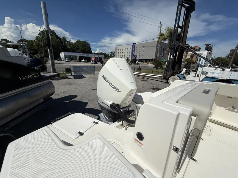 Slide: The Image of Boston Whaler 240 Vantage 2026 - 12