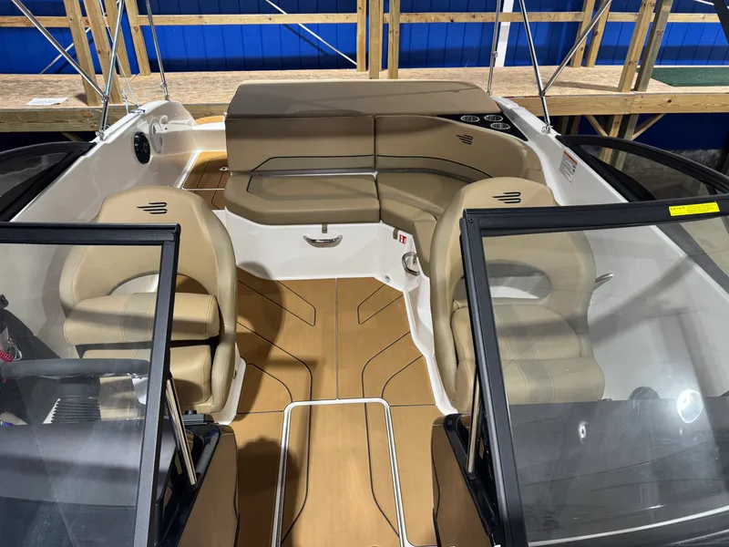 Slide: The Image of Bayliner V20I 2025 - 6