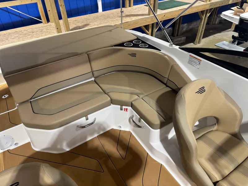 Slide: The Image of Bayliner V20I 2025 - 7