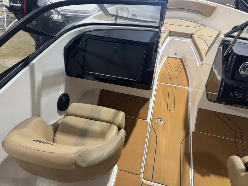 Slide: The Image of Bayliner V20I 2025 - 9