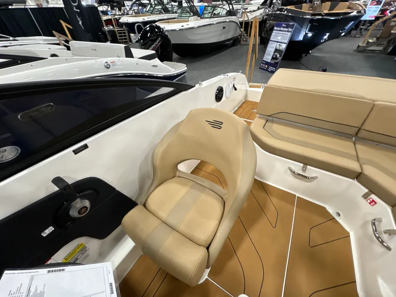 Slide: The Image of Bayliner V20I 2025 - 22