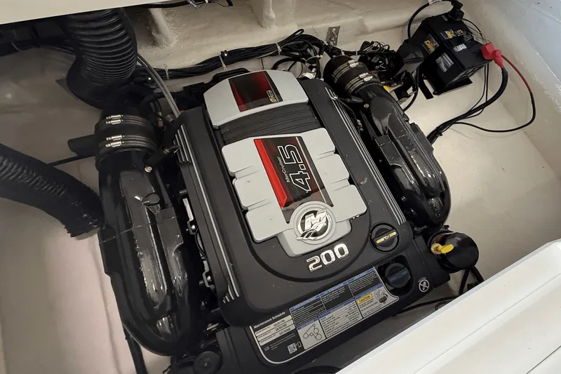 Slide: The Image of Bayliner V20I 2025 - 7