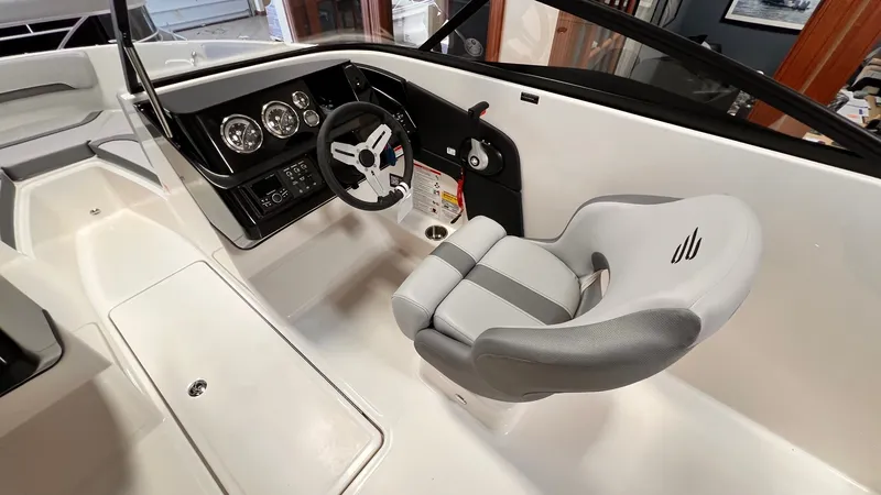 Slide: The Image of Bayliner V20I 2025 - 10