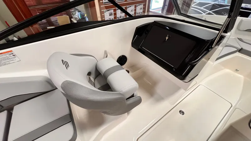 Slide: The Image of Bayliner V20I 2025 - 11