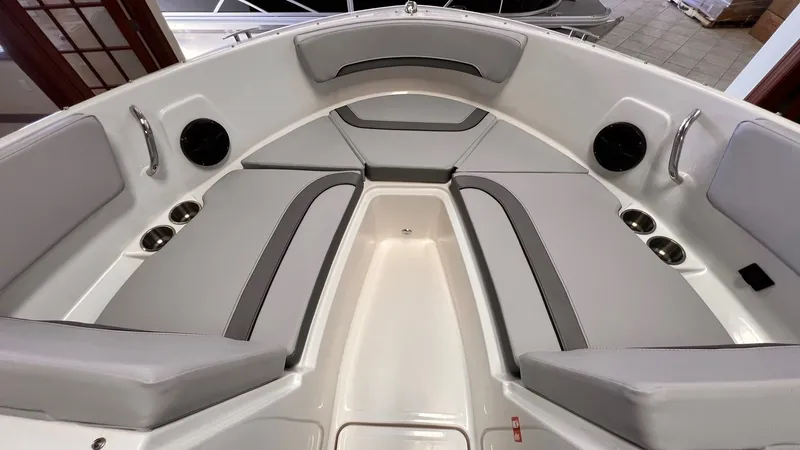 Slide: The Image of Bayliner V20I 2025 - 13