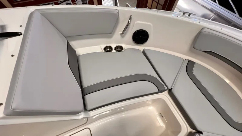 Slide: The Image of Bayliner V20I 2025 - 14