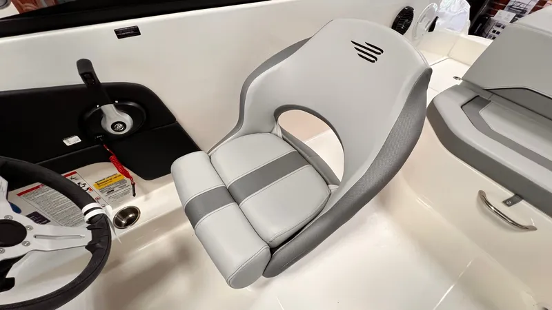 Slide: The Image of Bayliner V20I 2025 - 17