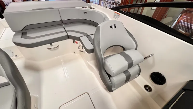 Slide: The Image of Bayliner V20I 2025 - 18