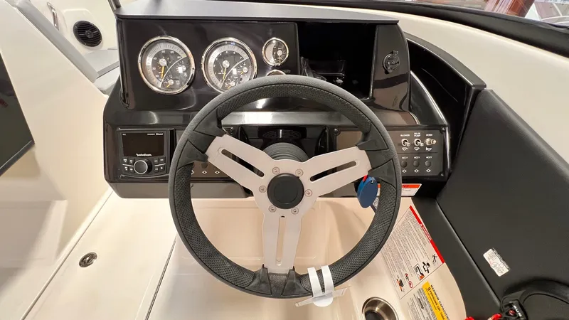 Slide: The Image of Bayliner V20I 2025 - 19