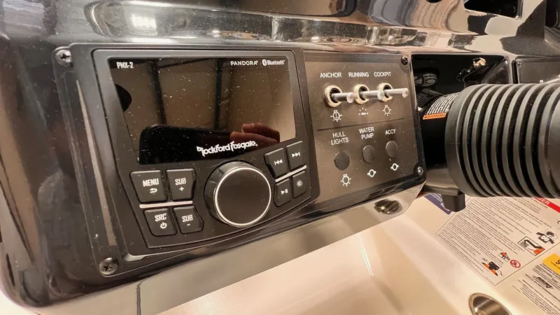 Slide: The Image of Bayliner V20I 2025 - 20