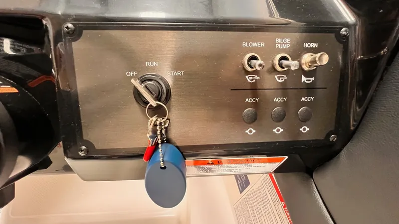 Slide: The Image of Bayliner V20I 2025 - 21