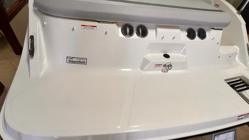 Slide: The Image of Bayliner V20I 2025 - 5