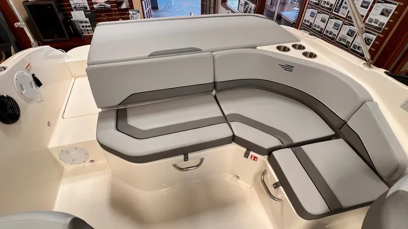 Slide: The Image of Bayliner V20I 2025 - 6