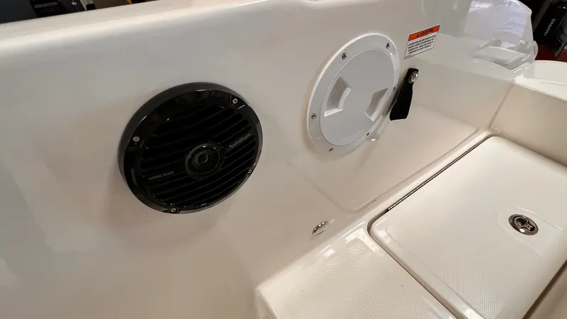 Slide: The Image of Bayliner V20I 2025 - 7