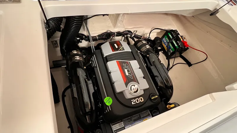 Slide: The Image of Bayliner V20I 2025 - 8