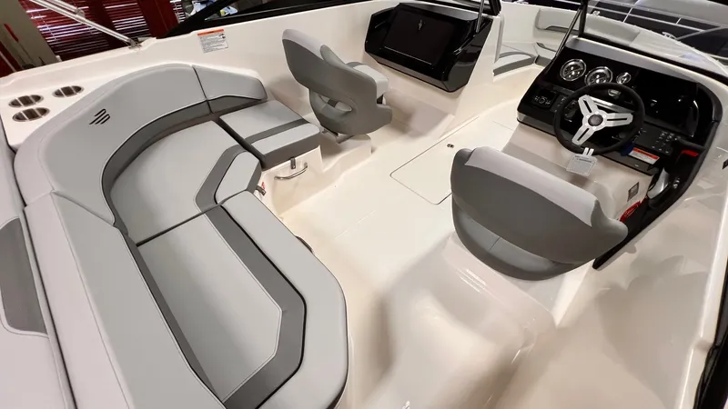 Slide: The Image of Bayliner V20I 2025 - 9