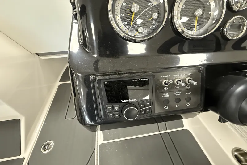 Slide: The Image of Bayliner V20 2025 - 10