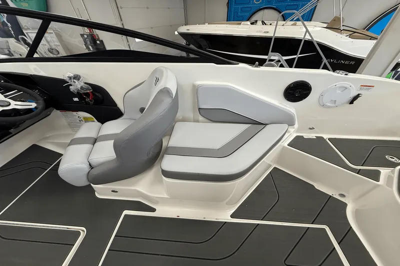 Slide: The Image of Bayliner V20 2025 - 15