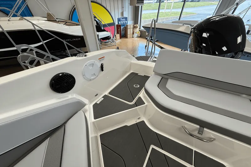 Slide: The Image of Bayliner V20 2025 - 16