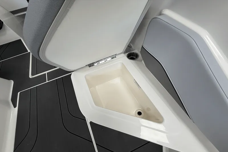 Slide: The Image of Bayliner V20 2025 - 20