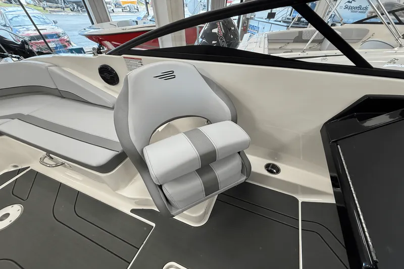 Slide: The Image of Bayliner V20 2025 - 8