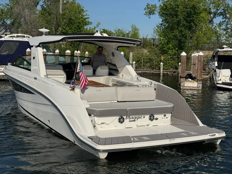 Slide: The Image of Sea Ray 400 SLX 2023 - 11