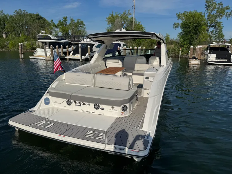 Slide: The Image of Sea Ray 400 SLX 2023 - 13